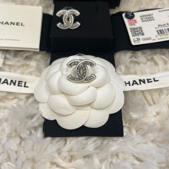 ❌SOLD❌ CHANEL 25C White Silver & Crystal CC Logo Stud Earrings NEW with/Receipt - Picture 9 of 14